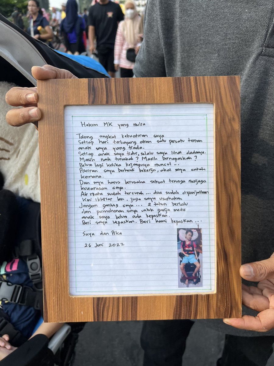 Btw ini surat yang dibawa ama Ibu Santi yang ditaruh dibawah stroller Pika..