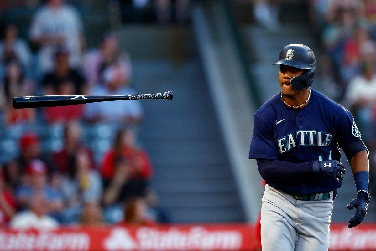 End your night with this cold photo of <a href="/JRODshow44/">Julio Rodriguez🇩🇴🦁</a>.