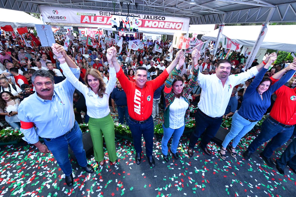 PRI_Nacional's tweet photo. Le deseamos el mayor de los éxitos a @LauHaro y a Omar Hernández, quienes este día rindieron protesta como Presidenta y Secretario General del @PRIJALOFICIAL.

¡A trabajar con todo por las familias jaliscienses! https://t.co/g0GV6euDeH