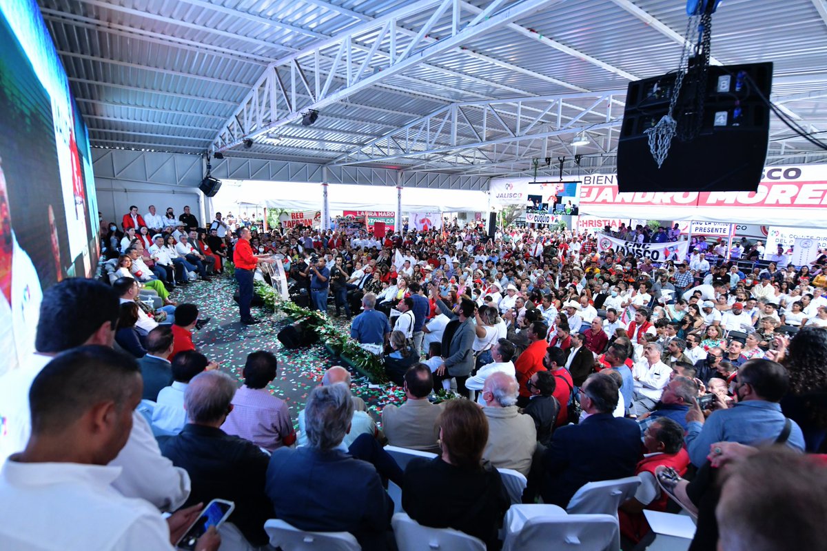 PRI_Nacional's tweet photo. Le deseamos el mayor de los éxitos a @LauHaro y a Omar Hernández, quienes este día rindieron protesta como Presidenta y Secretario General del @PRIJALOFICIAL.

¡A trabajar con todo por las familias jaliscienses! https://t.co/g0GV6euDeH