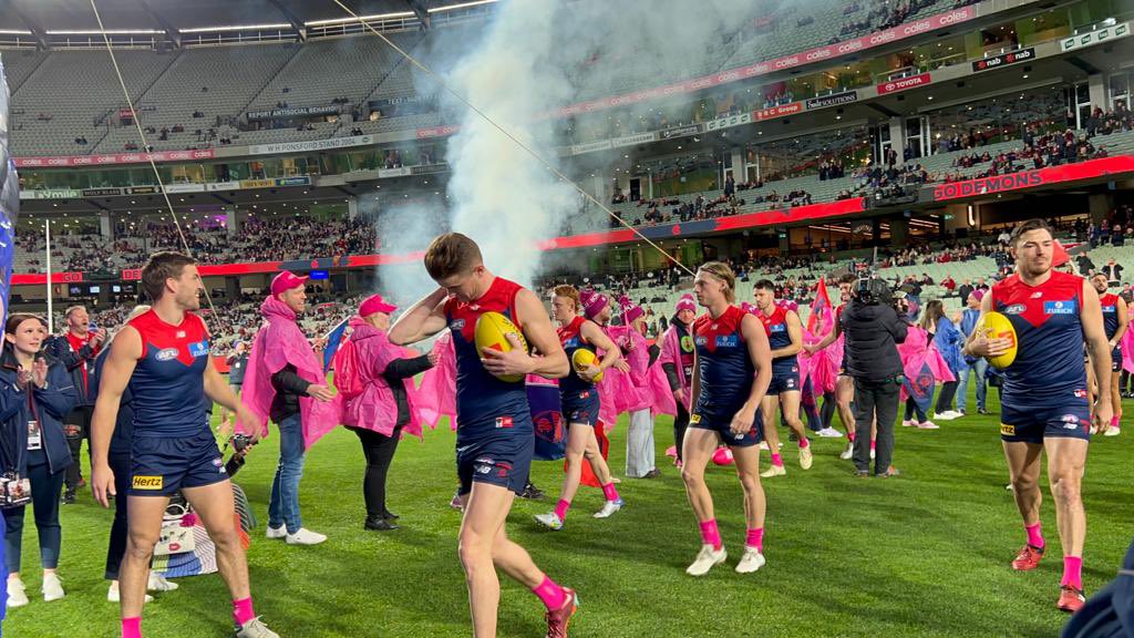 DeeArmy's tweet photo. Jack Viney, Rd.15 beast on the ground & it all began here with hi-5s for the BCNA pink lady match Guard of Honour 💗💕 #pinkladymatch https://t.co/zner1PPkWK