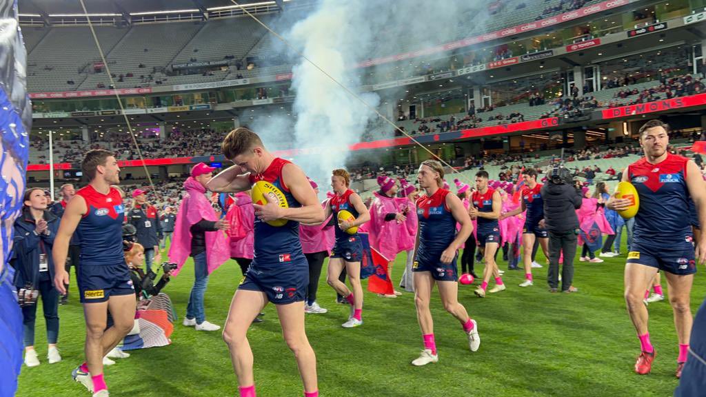 DeeArmy's tweet photo. Jack Viney, Rd.15 beast on the ground & it all began here with hi-5s for the BCNA pink lady match Guard of Honour 💗💕 #pinkladymatch https://t.co/zner1PPkWK