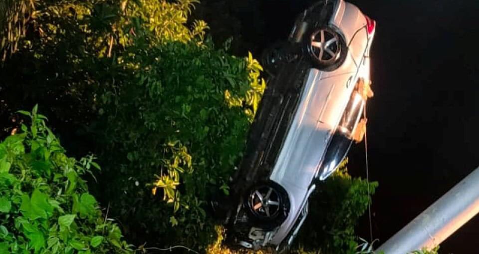 redzuanNewsMPB's tweet photo. 3 beranak yg hilang sejak petang smlm selepas kereta dinaiki terjunam ke dlm sungai di Baling, Kedah ditemukan lemas, berpelukan dalam kereta 3.30 pagi tadi.

Mangsa Masyitoh Ibrahim, 37, guru agama SK Kampung Selarong, Muhammad Ziyad Zikri Sharudin, 7, Muhammad Ziyad Haziq, 5. https://t.co/JRad1ODhVp