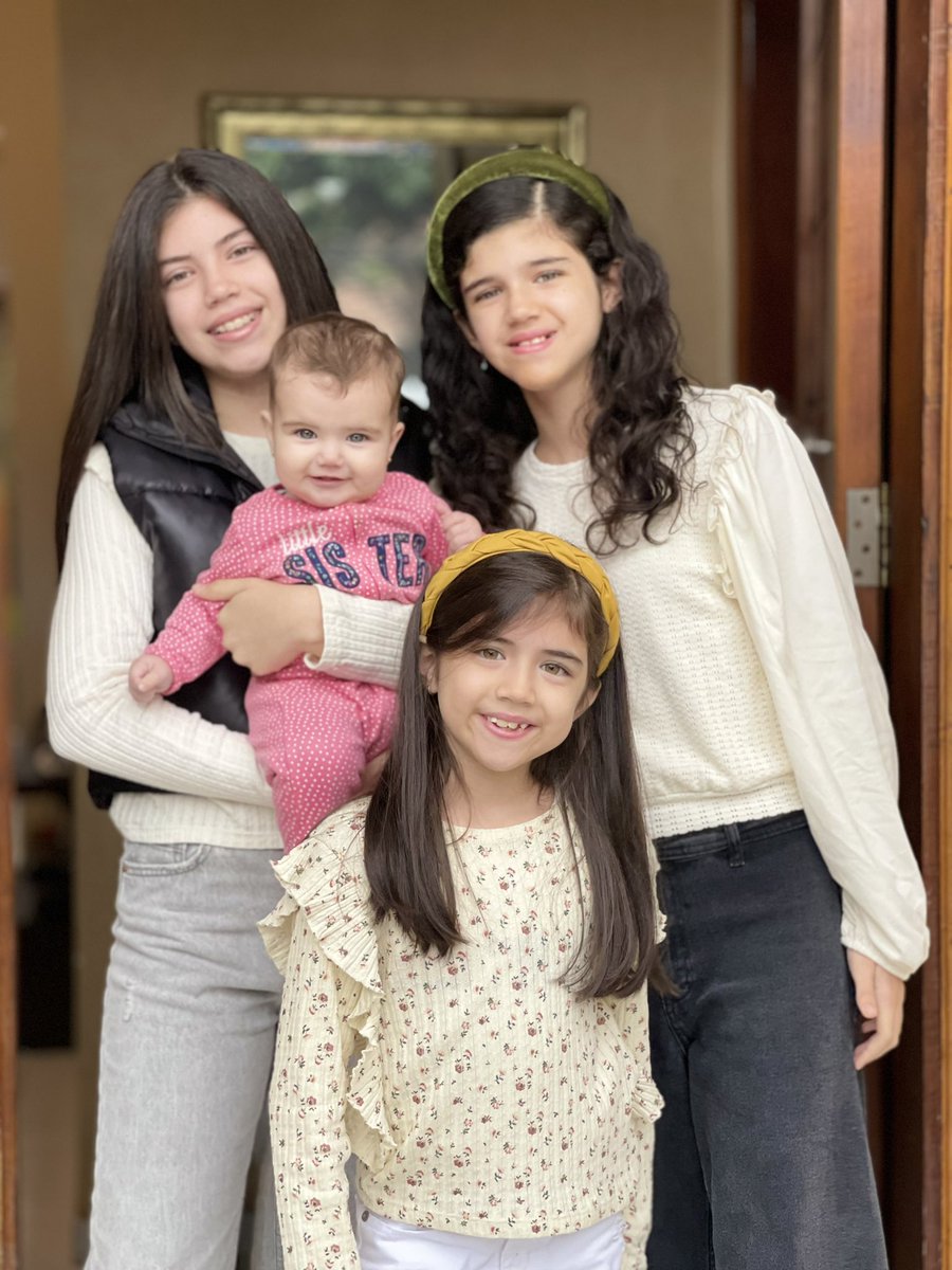 Manngali's tweet photo. Amores de mamá! Nerviosa me ponen pero les amo! 🤍😅 #lastb https://t.co/fYiB4WntkE