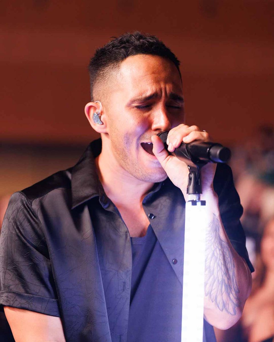 Woo_HooRushers's tweet photo. Just to say, @TheCarlosPena looks as if it sings from the heart, and it really does 💖💖💖💖 https://t.co/XA1mtf3w14