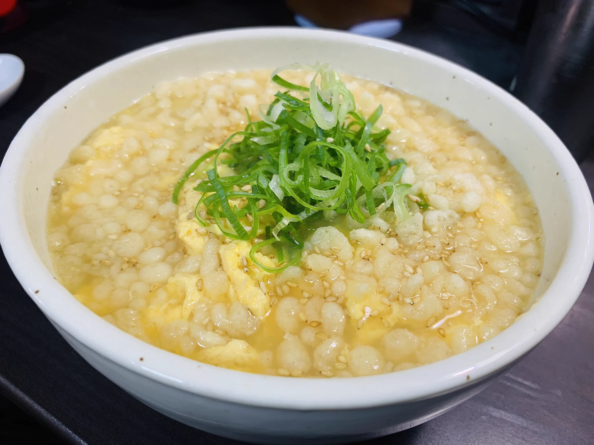 朝見かけたツイートが非常に美味しそうだったので、たぬき豆腐を作ってみた。
和風の顆粒だしに九州の甘い醤油で味付けをし、卵とじにして胡麻をパラリ。
安い！早い！美味い！ボリューミー！  