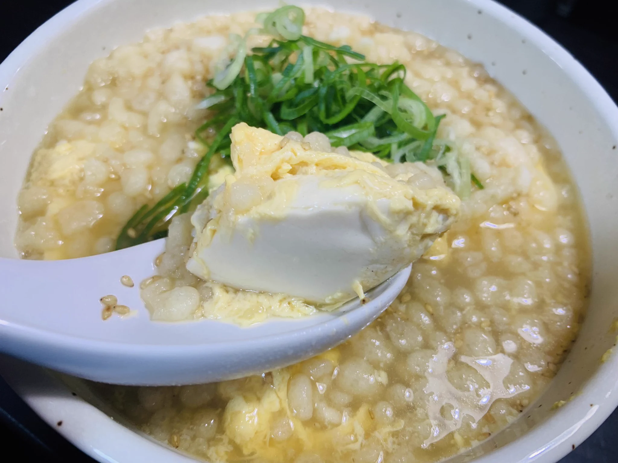 朝見かけたツイートが非常に美味しそうだったので、たぬき豆腐を作ってみた。
和風の顆粒だしに九州の甘い醤油で味付けをし、卵とじにして胡麻をパラリ。
安い！早い！美味い！ボリューミー！  