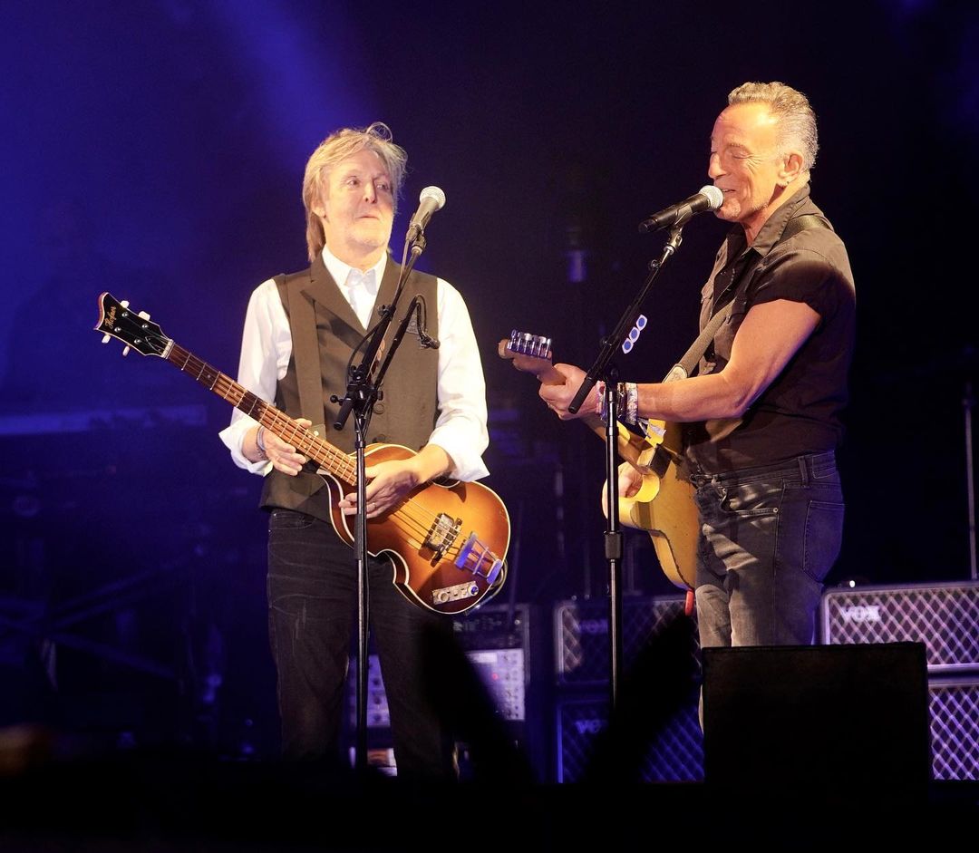 TheBeatleBR's tweet photo. Paul McCartney e Bruce Springsteen no palco do Glastonbury Festival (25/06)
📸: Raph Pour-Hashemi
#PaulMcCartneyAtGlasto https://t.co/JJL7M6eNe1