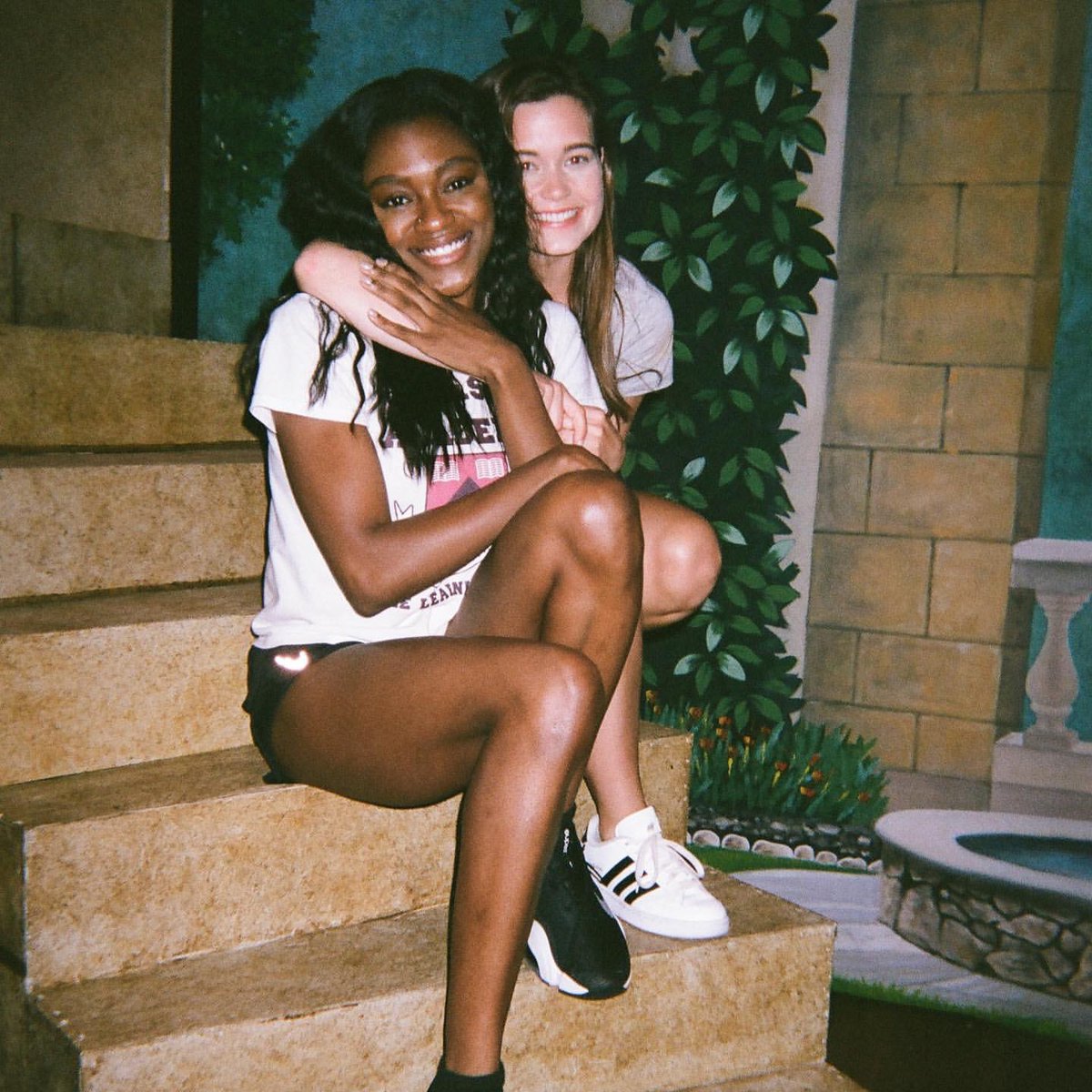 rhaesfire's tweet image. é claro que vão falar mal da série onde as protagonistas são duas lésbicas e uma delas é preta, vocês nem escondem a falta de argumentos. #firstkill