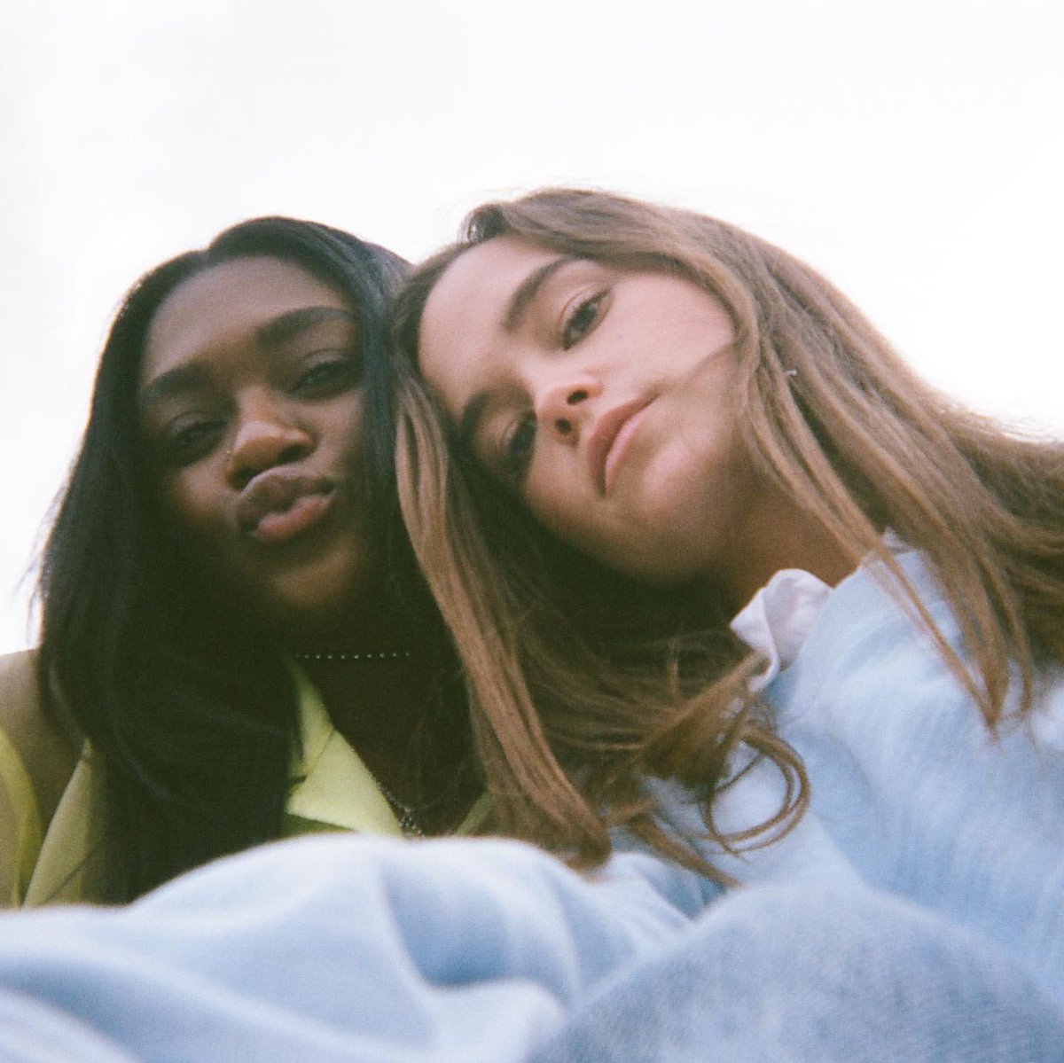 rhaesfire's tweet image. é claro que vão falar mal da série onde as protagonistas são duas lésbicas e uma delas é preta, vocês nem escondem a falta de argumentos. #firstkill