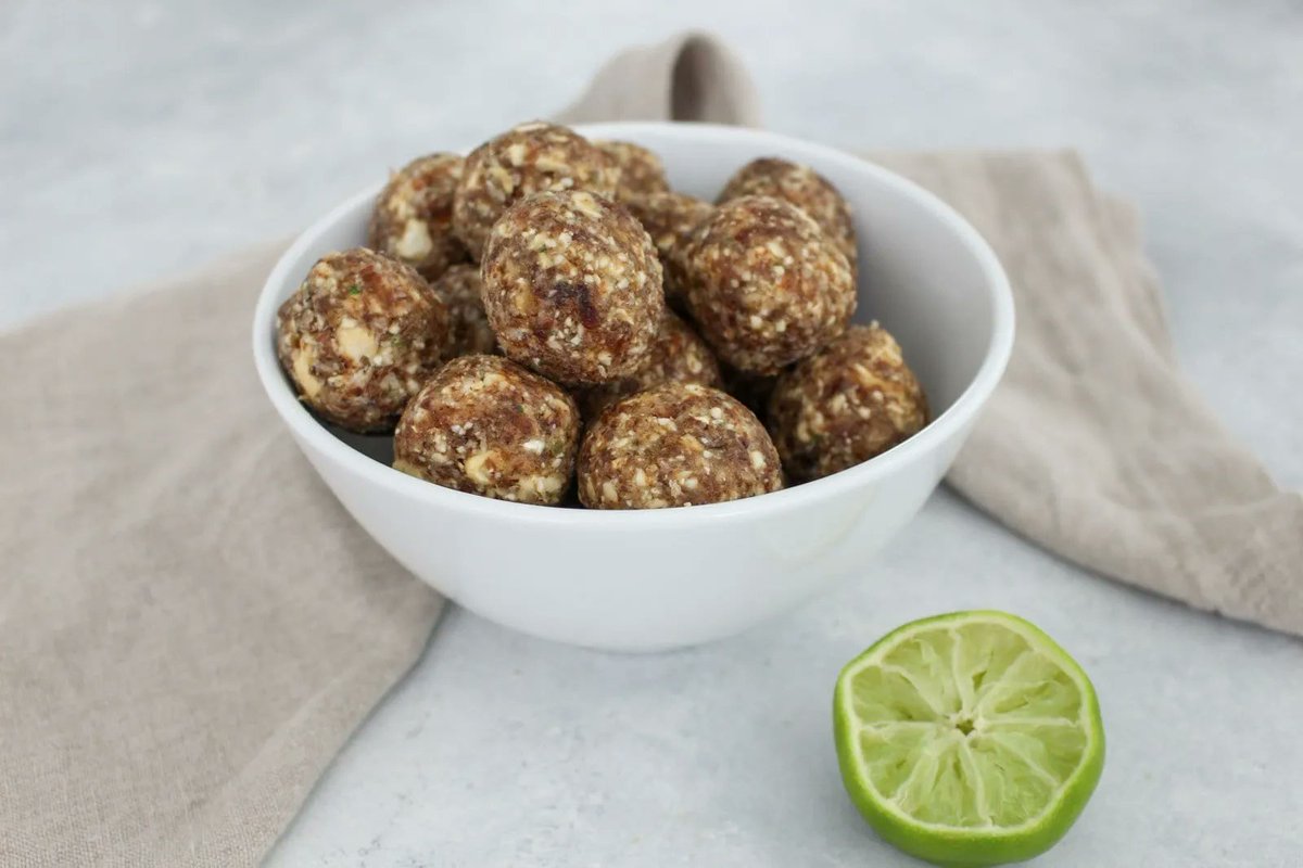 fitlivingeats's tweet photo. You won’t believe how good these No Bake Key Lime Pie Energy Balls are ... and how good they are for you. With just 5 ingredients, they are naturally sweetened with Medjool dates and balanced with healthy fats from cashews. https://t.co/Sd3Meur86r https://t.co/leEBIjkCIR
