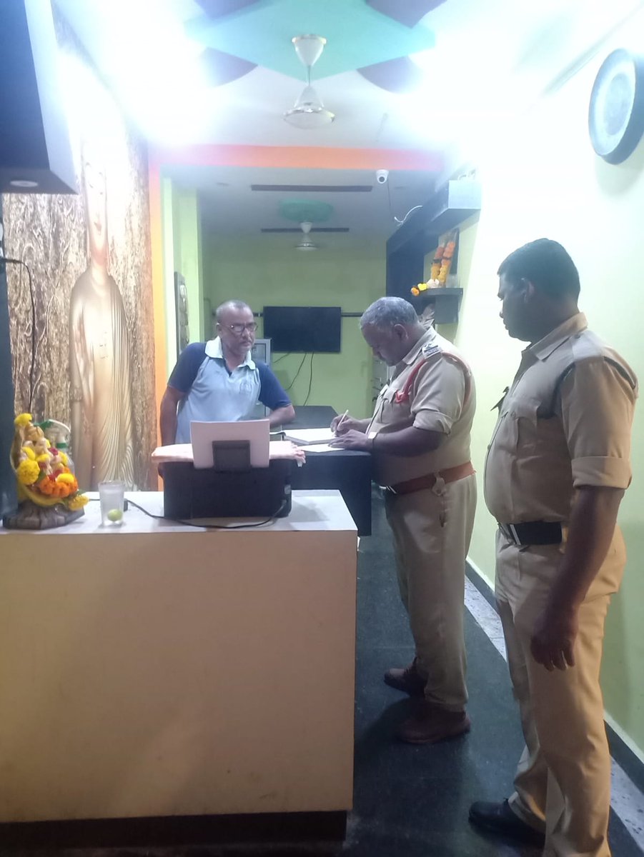 SRIKAKULMPOLICE's tweet photo. ➡️ నేర నియంత్రణ చర్యల్లో భాగంగా లాడ్జిలు తనిఖీ చేసిన పోలీసులు.
✅ లాడ్జి రిజిస్టర్లను పరిశీలించి, అనుమానిత వ్యక్తుల వివరాలు తనిఖీ చేశారు.
@APPOLICE100
@dgpapofficial
#surpriseckeck
#Lodgechecking
#Srikakulampolice https://t.co/BGOvgLJ3Wf