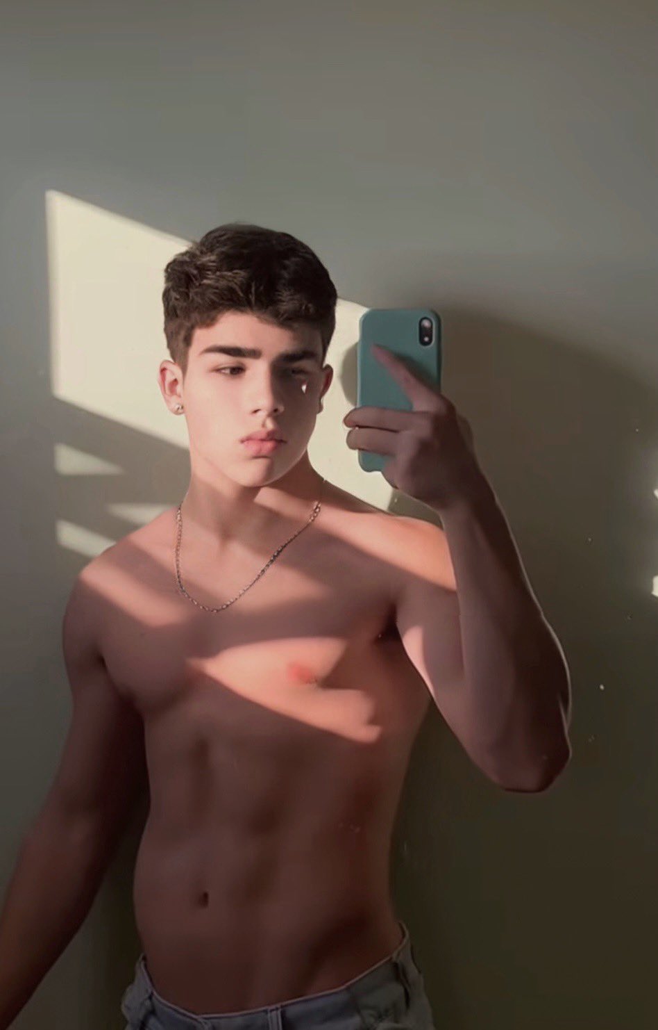 Bernardo ONLYFANS on Twitter: "No espelho assim vocês gostam ?😈 https://t.co/SItmIpjt20 Da rt se