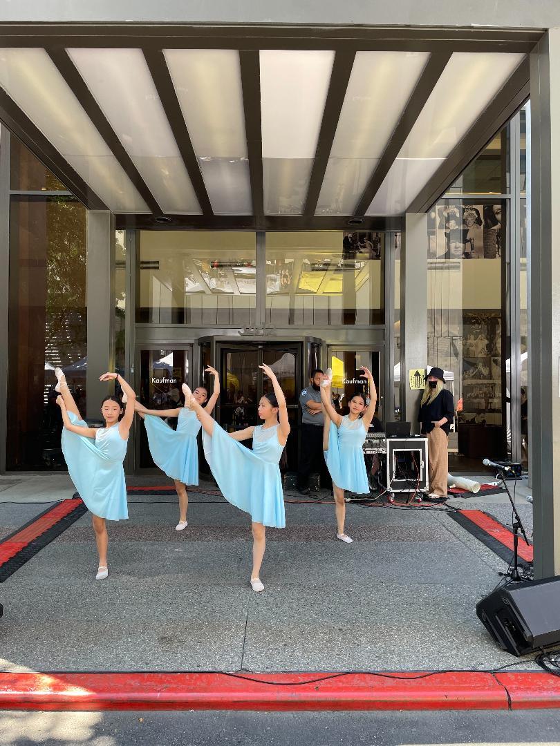 uppertrans's tweet photo. Thanks QEDC and for inviting me and my company, Uppertreans to join "Queens Rising Higher" in Astoria, New York on 06/25/2022.  #QEDC #love #peace #Queensrisinghigher #dance #foodinqueens #Astoriaevents2022 #entertainmentinqueens2022 #entrepreneur #Vendorsinqueens2022 #redstring https://t.co/StddAXp2Gv