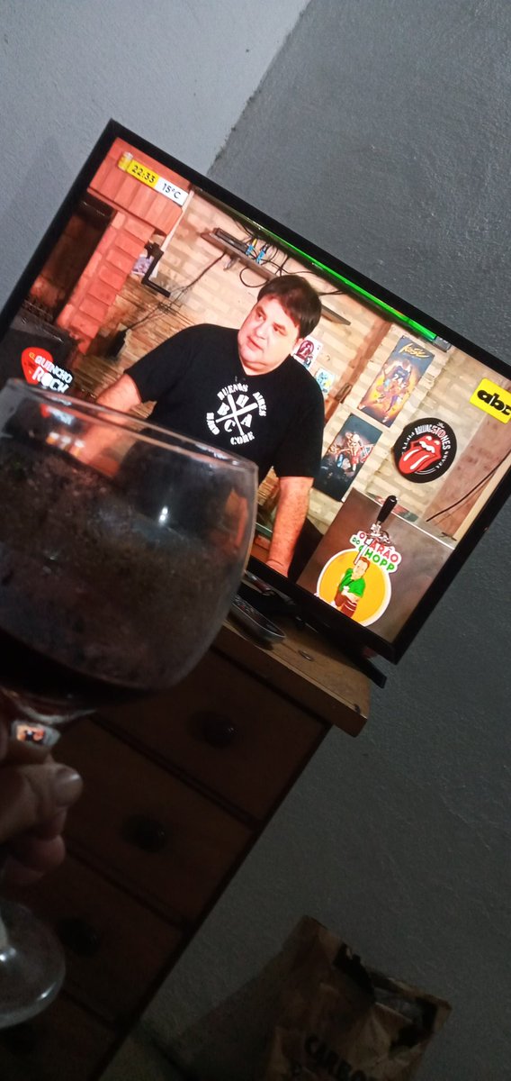 AnaTroche10's tweet photo. @enrikesosa @Fedearias77 @ABCTVpy Hola @Fedearias77 sigo siempre el #QuinchodelRock Quiero las birras y la remera porfa https://t.co/1QEjHOqRrf
