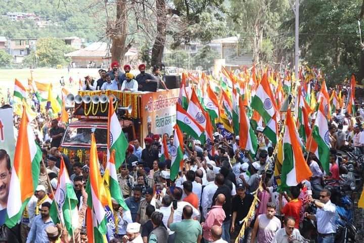 Surinde34919952's tweet photo. कुल्लू में आम आदमी पार्टी द्वारा तिरंगा यात्रा के आयोजन में दिल्ली के मुख्यमंत्री व पार्टी के संयोजक अरविंद केजरीवाल जी और पंजाब के मुख्यमंत्री भगवंत मान मौजूद रहे। इस यात्रा में पूरे प्रदेश से कार्यकर्ताओं का जोश देखकर लगा कि निश्चित रूप से बदलाव की तैयारी में है हिमाचल प्रदेश। https://t.co/s73qrI7OyO
