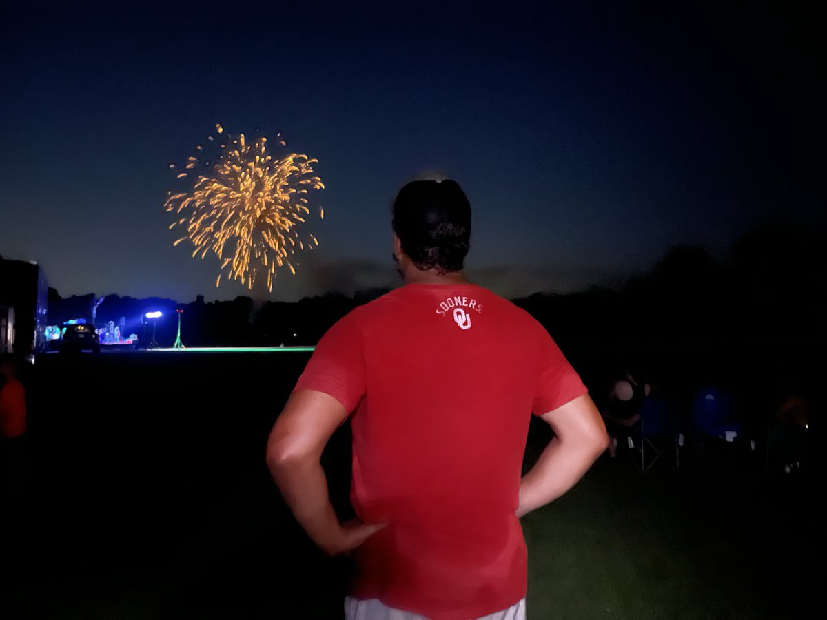 BubbaBurcham's tweet photo. Those are some good fireworks. #dadstance https://t.co/1OT1yIFgy3