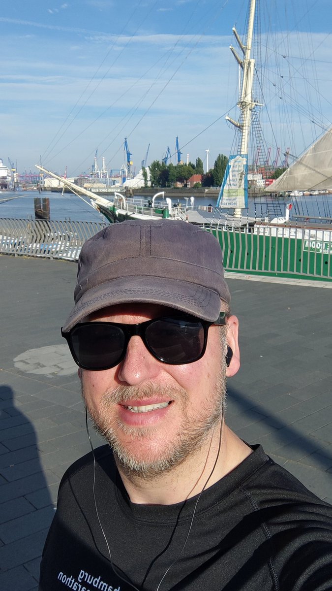 ClausUweHansen2's tweet image. Am Hafen stehen und den heutigen Läufern des #hellahalbmarathon zujubeln. In 45 Minuten starten die ersten.