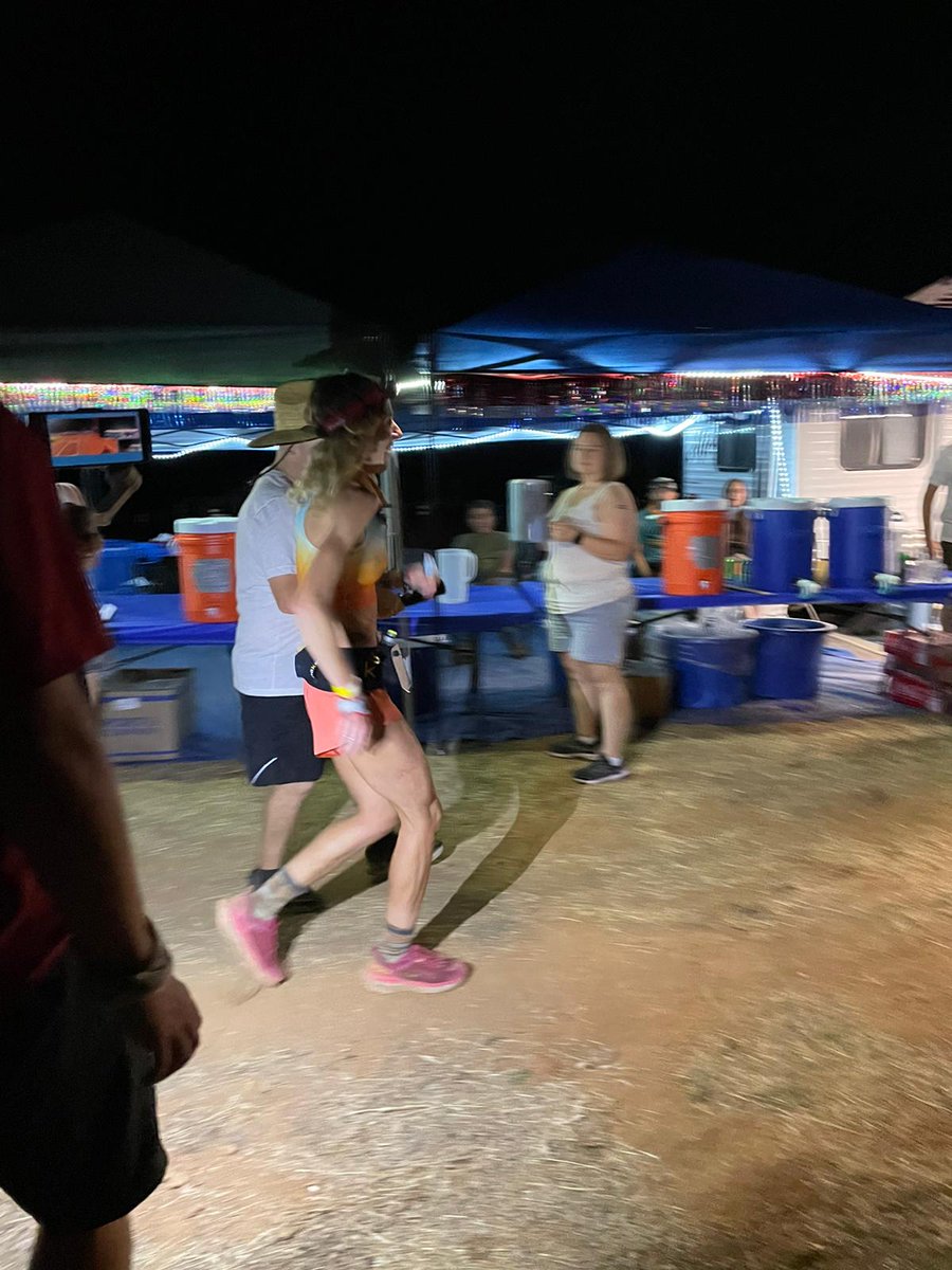 Camille Herron (+1:27) is the eighth female to Pointed Rocks (mile 94). She looked very focused as she made her way through the aid station. #WS100
