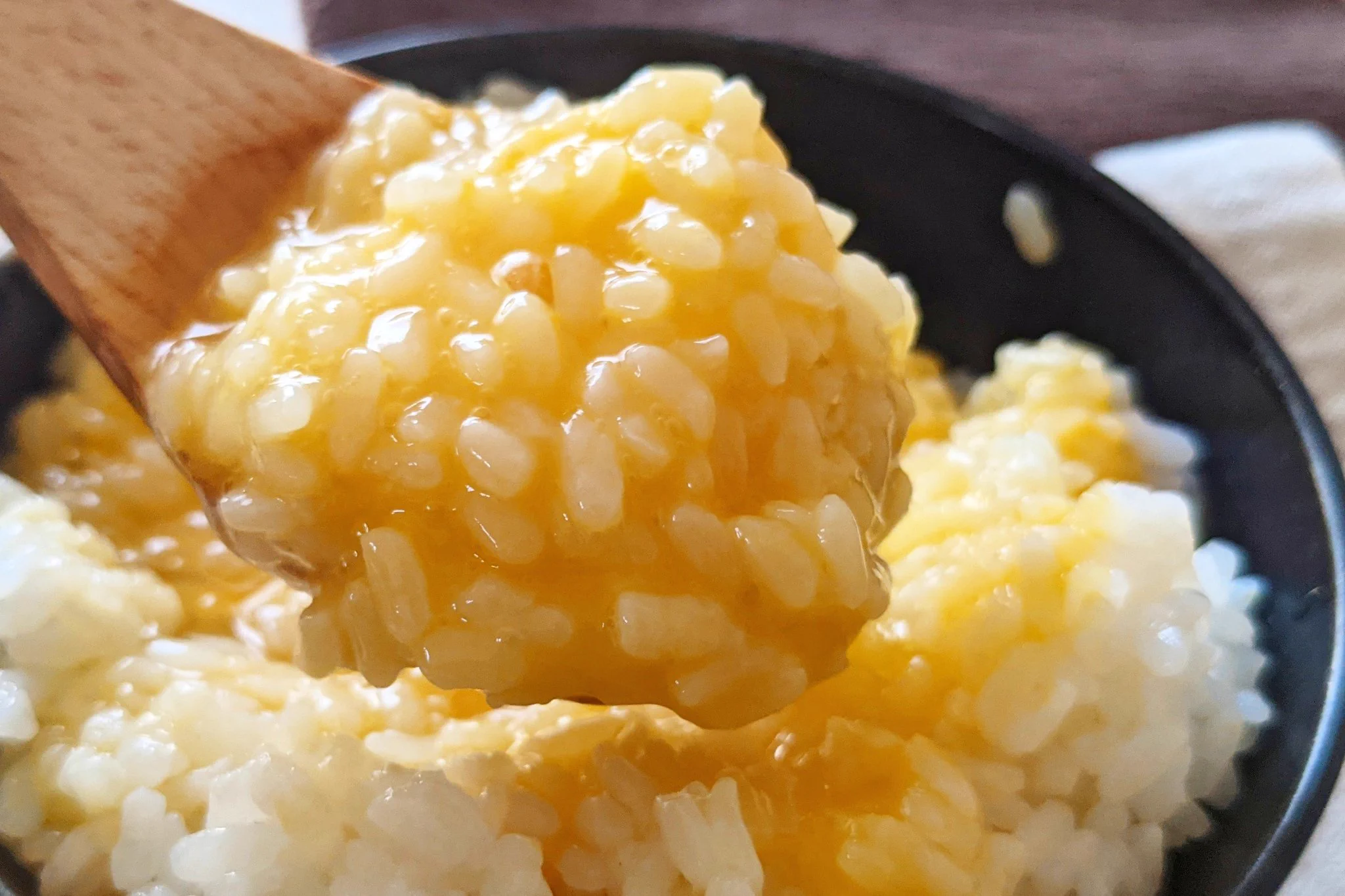 豊かな味わいの一品に仕上がる？！お箸が止まらないほど美味しいという「卵かけご飯」レシピ！