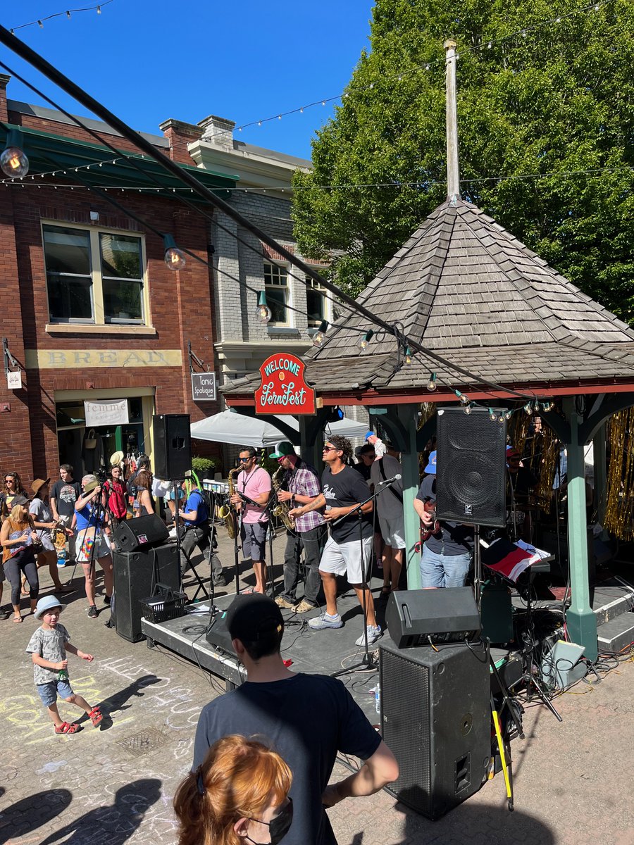 leirenyoung's tweet photo. Fun @ #FernFest - great street party! https://t.co/3XmBRcKIOu