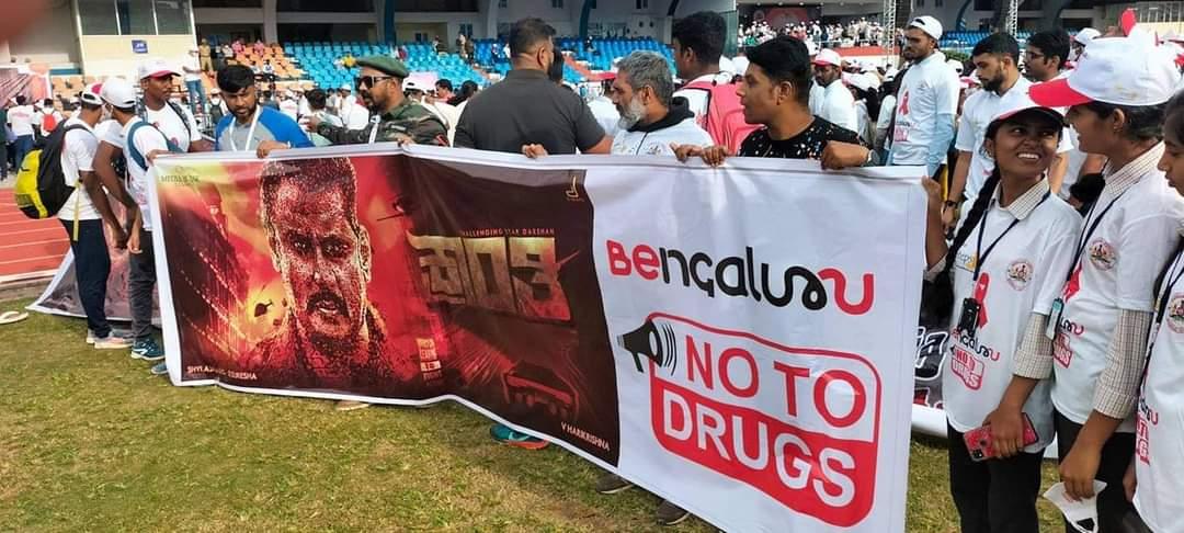 Darshanfans171's tweet photo. ಇಂದು ಕಂಠೀರವ ಕ್ರೀಡಾಂಗಣದಲ್ಲಿ ನಡೆದ #Say_No_To_Drugs  campaign ನಲ್ಲಿ ಬಾಸ್ ಅಭಿಮಾನಿಗಳು❤️🔥......
@dasadarshan
#DBoss #Kranthi #ChallengingStarDarshan https://t.co/IWufAsQYt2