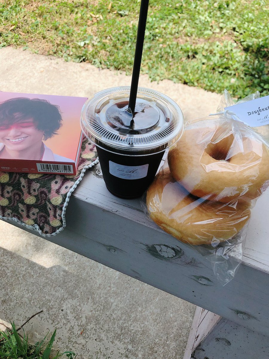 mad_san_'s tweet photo. LASAを3曲聴いて着きました🚙💨♪
風さん🍃とドライブ
アイスコーヒーと
豆乳ドーナツ
心地よい風が吹いてます🍃
すーはー✨
気持ちいいー✨
#藤井風 #LASA
#littleM https://t.co/gROXwXl2Ew