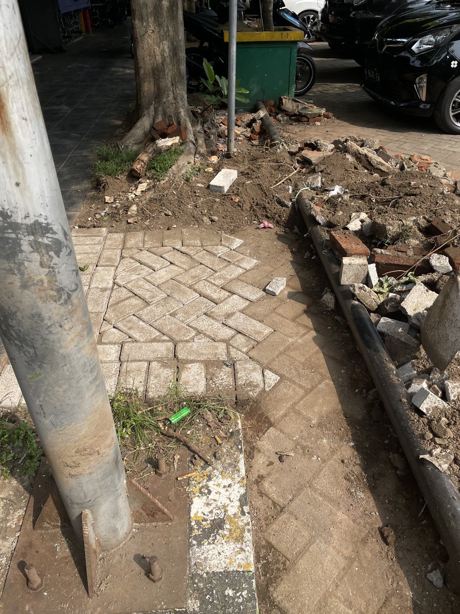 yusufgunawan's tweet photo. 👀👀 
Tanaman gak ada 2 tahun dijebol &amp; diganti paving 😥😥

Lokasi: Pasar Oro2 Dowo https://t.co/kxw135ZryM