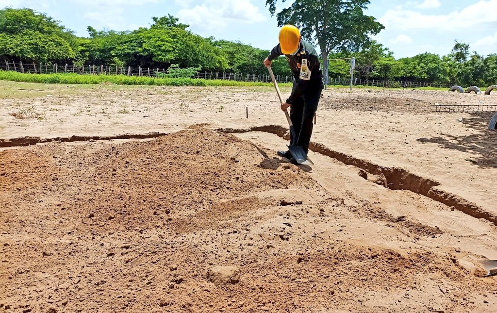 GuajiraPolicia's tweet photo. Nuestra @PoliciaAduanera colocó la primera piedra para la construcción de un aula étnica en zona rural de #Maicao, así mismo entregamos tableros acrílicos, útiles escolares y agua potable, seguiremos mejorando la calidad educativa de nuestros niños y niñas #JuntosPorLaNiñez https://t.co/4TtGUOAfiK