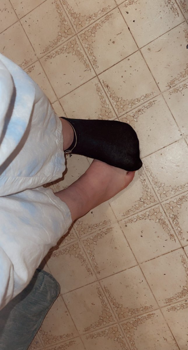 whisperingtoes's tweet photo. DM me for prices. What color do you think my toe nails are?😜#footfetish #feetworship #feetfethish https://t.co/gqmxt1gXCs