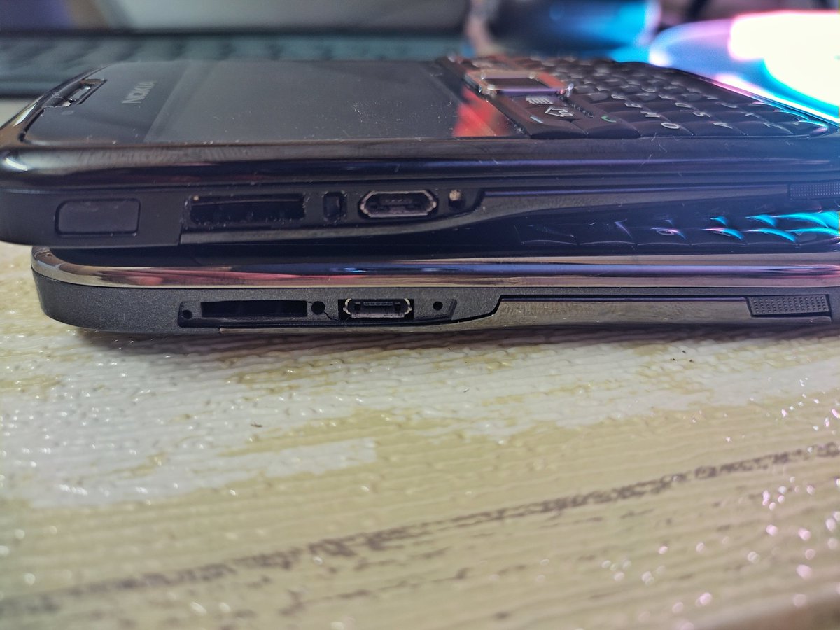 theoriginal086's tweet photo. One of this device is a #fake #nokiaE71.
To those who haven't own one, getting a refurbished one might be tricky.
One way is to connect to PC in PC Suite mode if you don't have a reference device.
#nokia
#shotonnokia
#saynotofakes
#buyoriginal https://t.co/zavOw1Izmm