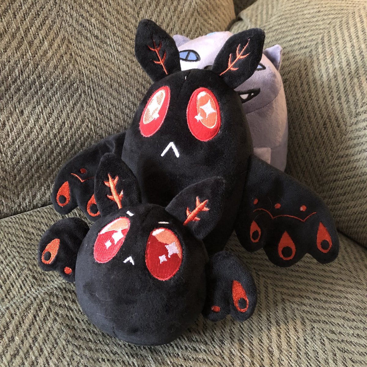 「Squishables has a new Mothman, with glit」|Isa // Lord of Crows, Owner of Blåhajsのイラスト