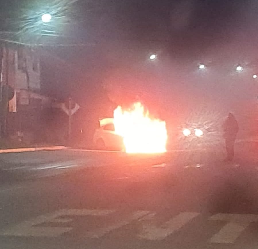 InformaAlMinuto's tweet photo. 🔴AHORA | Incendio de vehículo en la salida sur de #ValdiviaCL

La emergencia ocurre en Avda Picarte salida sur de Valdivia altura Cementerio Parque Los Laureles.

Unidades de bomberos concurren al lugar. https://t.co/jPA6K701fC