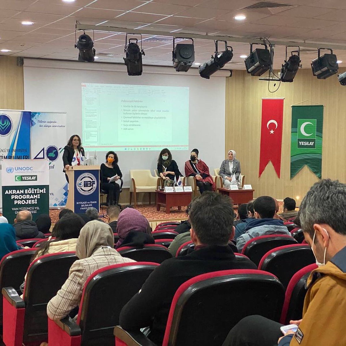gencyesilayci's tweet photo. Programımızla; uyuşturucu madde kullanma eğilimleri ve uyuşturucu madde kullanımının olası sağlık tehditleri hakkında bilgi paylaşımının sağlanmasını, gençlerimizi dünyadaki  madde sorunuyla mücadele çalışmalarına dâhil etmeyi ve bu alandaki farkındalığı artırmayı amaçlıyoruz. https://t.co/AJmY5C6gfS