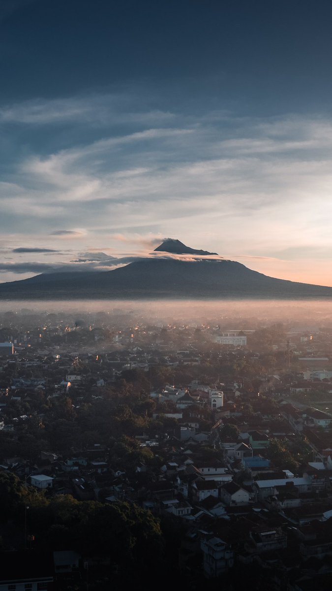 spencer__hayes's tweet photo. One of my more favorite shots! #DJI #dronephotography #Indonesia #Jogja #Volcano #photography #sunrise https://t.co/vtDDD0UWqS