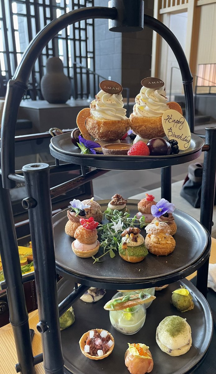 caroreajp's tweet photo. Birthday Part 2!!  Afternoon tea at the Lounge at Aman Tokyo.  So fancy! ^_^ #アフタヌーンティー #アマン��京 https://t.co/YflwaC9JsN