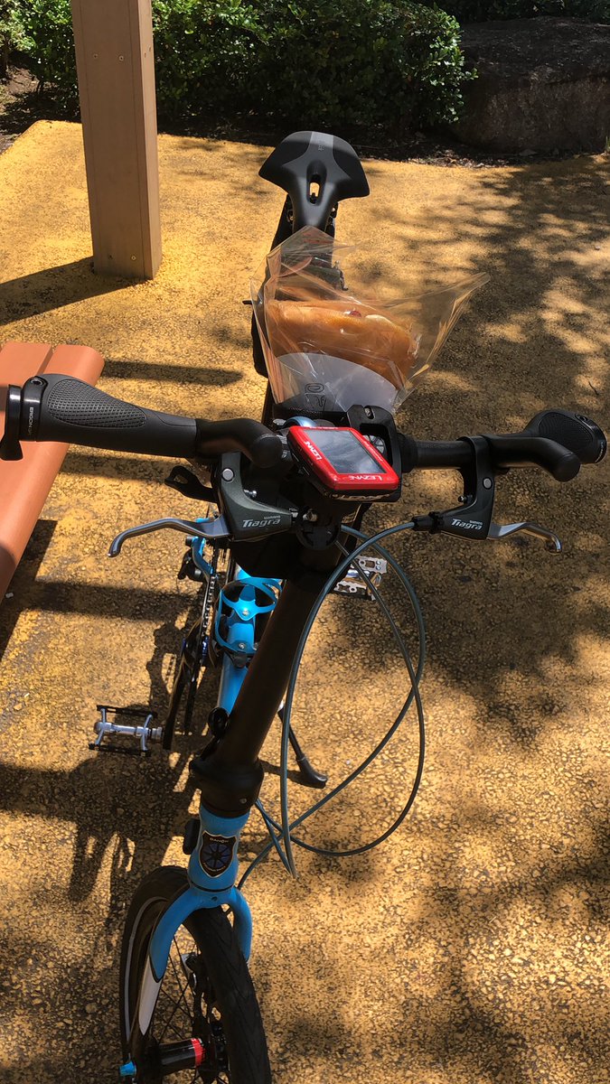 camegadget's tweet photo. 帰宅中に甘いものが食べたくなったのでクレープ屋さんに
想像より大きなものが来たのでPOTABIKEさんのホルダーにクレープをぶっ刺して移動しました。
クレープ美味しいけど、おっさんが一人で食べているところを見られるのは恥ずい気がする。 https://t.co/8L81RzI49k