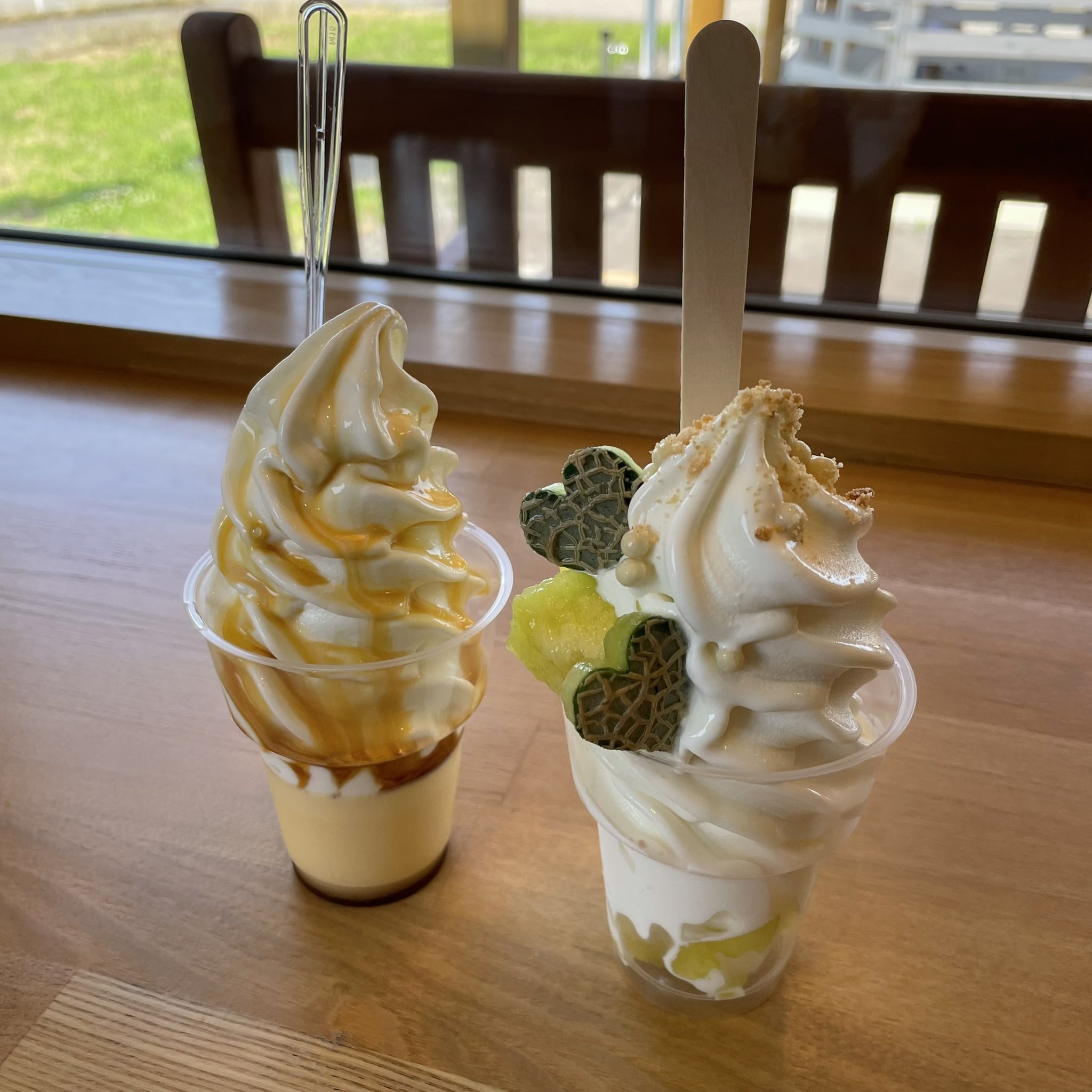 むーや 長岡市 にある 加勢牧場 さんのメロンのガンジーサンデーとガンジープリンソフト 日本に約0頭しかいない ガンジー牛 のミルクを使っており とても美味しかったです Sweets Using Guernsey Milk Soft Serve At A Sweets Shop Kase Bokujo