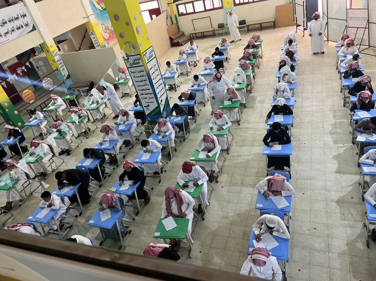 #الاختبارات النهائية
بداءت اليوم الأحد الموافق ١١/٢٧الاختبارات النهائية بمتوسطة صرد بن عبدالله بحضور المشرف التربوي محمد غريب جروان وبإشراف مدير المدرسة مسفر مبارك آل شري نتمنى لأبناءنا الطلاب مزيدا من التوفيق والنجاح والله ولي التوفيق والسداد