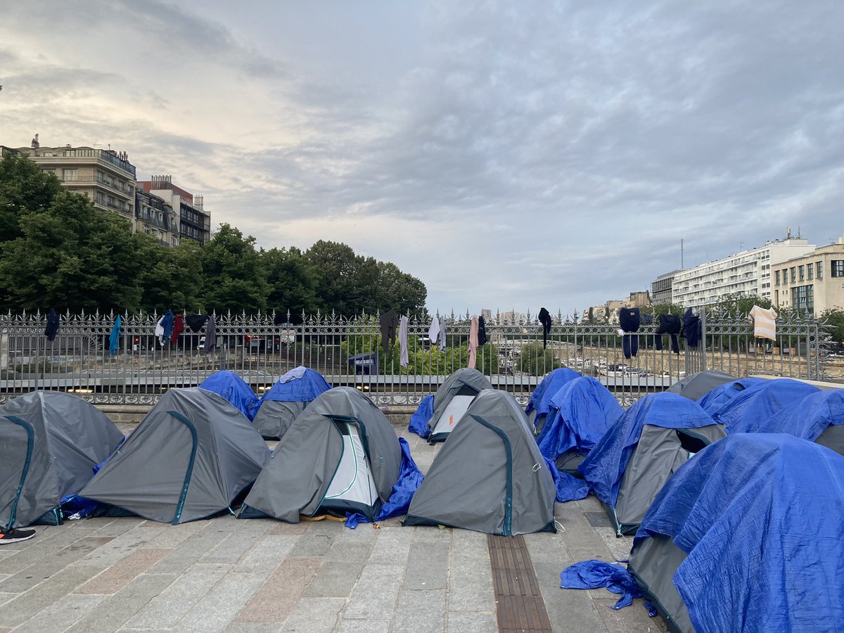 Depuis 30 jours, une soixantaine de jeunes isolés (sur)vivent à la rue place de la Bastille à Paris. La seule réponse du gouvernement à nos mails, aura été de saisir le Conseil d’État pour interdire notre mobilisation. Il a perdu. #mineursàlarue