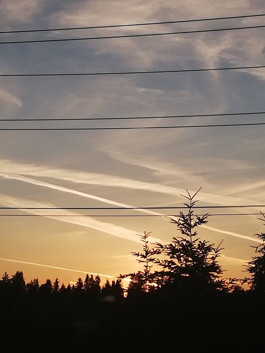 Mankan510's tweet photo. #ShareYourWeather #sunnyday #chemtrails #newwestminster #Vancouver #yvr #sunset #gridpattern https://t.co/SaEOsXVJmY