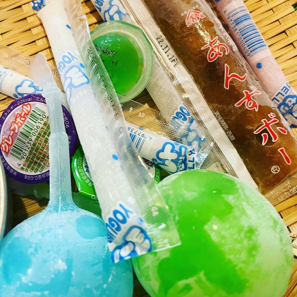 北原商店 駄菓子屋 駄菓子屋13 00 18 00まで 暑くて暑くてクラクラ営業です 冷え冷えシリーズは冷凍庫にあるのでお声かけください 新入りの半球状のボールゼリーが濃厚でオススメです 糖分が多すぎて凍らない 北原商店 駄菓子屋 冷たい駄菓子