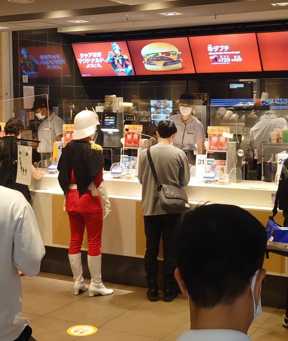 シャア専用マクドナルドに ご本人 登場 全力のコスプレが シャアでも並ばないと買えないのか 通常の3倍目立つ と話題 1 2 ページ ねとらぼ