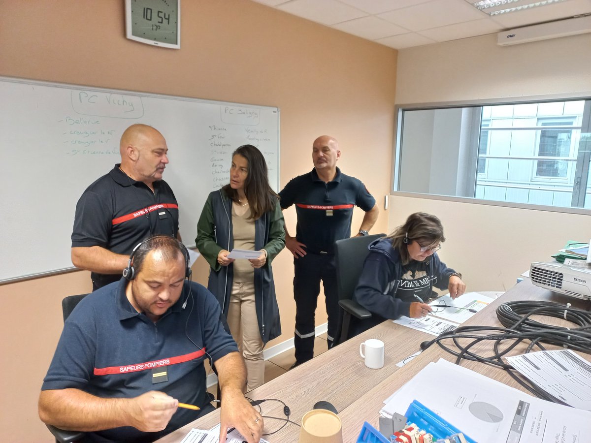 Prefet03's tweet photo. #Prefet03 V. Hatsch présente ce matin en soutien aux pompiers du Service départemental d'incendie et de secours SDIS de l'Allier, avec le Col. Sansa, Dir. SDIS03. Plus de 500 appels reçus suite à l'alerte orange de ce cette nuit (pluie, orages, crues) https://t.co/RATcTWvLtc