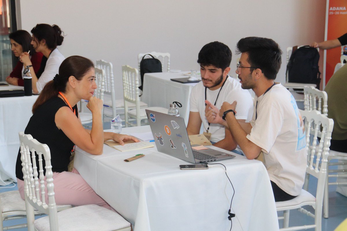 habitatdernegi's tweet photo. 💻Eğitim, 👩‍💻🧑‍💻Takım çalışmaları ve 🤝Mentorluk oturumları ile geçen maratonda  şimdi jüriye sunum vakti.

🏆 Finalde kazanan takımları bekleyen ödüller;

🥇50.000 TL değerinde hediye çeki 
🥈 30.000 TL değerinde hediye çeki
🥉 15.000 TL değerinde hediye çeki

#EducathonTürkiye https://t.co/cGXrcVgmlc