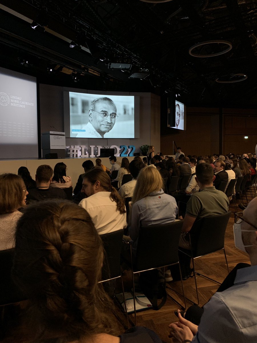 Die #Nobelpreisträgertagung <a href="/lindaunobel/">Lindau Nobel Laureate Meetings</a> in #Lindau beginnt. Die 71. Ausgabe ist der Chemie gewidmet. Außerdem geht es um das Vertrauen in die Wissenschaft. Hunderte junge Wissenschaftler*innen treffen auf rund 30 Nobelpreisträger*innen zum Austausch #LINO22 <a href="/BR24/">BR24</a>