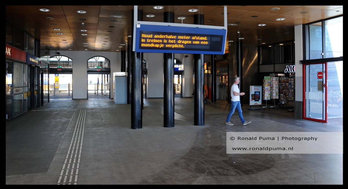 RonaldPumaPhoto's tweet photo. #Archief 24.06.2020. #Coronacrisis. #Mondkapjes verplicht in #OV. Stickers #afstandhouden worden op #perron geplakt. #Stadsbus. #Station #Nijmegen #Netherlands. #lockdown #coronavirus #pandemie #Kuipers #VWS. (Uit: https://t.co/WN5phmrrfx). https://t.co/fOrtnW1tZD