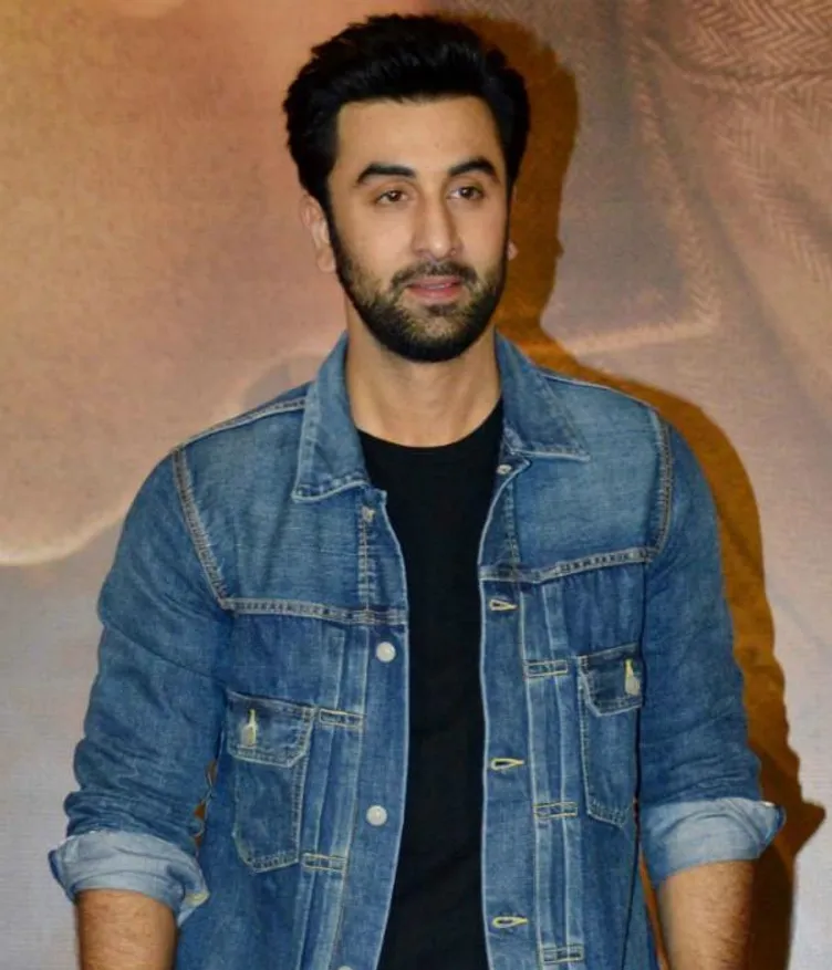 24X7Sherlock's tweet photo. Your Fav Actor ?
#RanbirKapoor #RanveerSingh #RanveerVsWildWithBearGrylls #ranveersinghxrohitshetty #BhramastraTrailer #Bhramastra #ShamsheraTrailer #Shamshera

 🔄#Ranbir                  ❤️#Ranveer https://t.co/gKNSrsgFUS