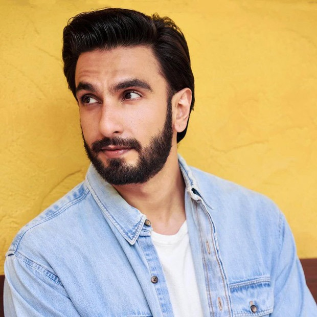 24X7Sherlock's tweet photo. Your Fav Actor ?
#RanbirKapoor #RanveerSingh #RanveerVsWildWithBearGrylls #ranveersinghxrohitshetty #BhramastraTrailer #Bhramastra #ShamsheraTrailer #Shamshera

 🔄#Ranbir                  ❤️#Ranveer https://t.co/gKNSrsgFUS