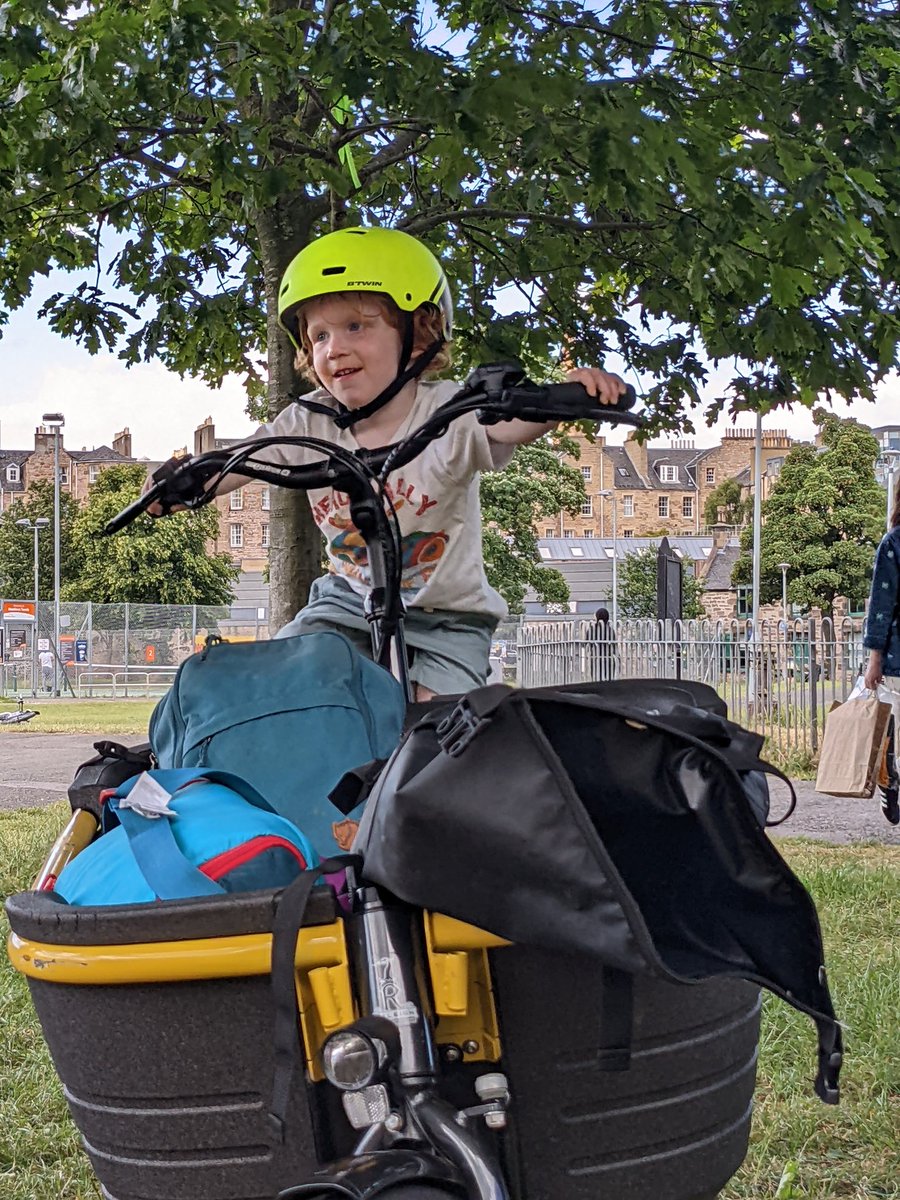 SolarScot's tweet image. We had a great day out with the @EnergyPorty cargo bike with two kids and a picnic packed in! Such a fun way to get around, the kids loved it. Thanks to @cargobikemovmnt